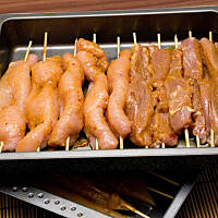 Szaszłyki z sosem satay - ไก่และหมูราดซอสสะเต๊ะ