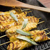 Szaszłyki z sosem satay - ไก่และหมูราดซอสสะเต๊ะ