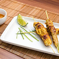 Szaszłyki z sosem satay - ไก่และหมูราดซอสสะเต๊ะ