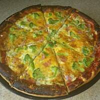 Pizza z brokułami i jajkami