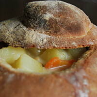 Okrągły chlebek do żurku w chlebie