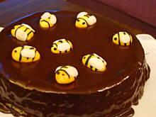 Fot. emma, Ciasto miodowo-czekoladowe z pszczółkami Nigelli