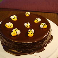 Ciasto miodowo-czekoladowe z pszczółkami Nigelli