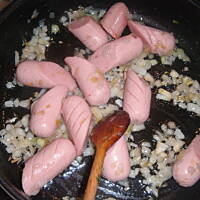 Parówki w sosie szpinakowym