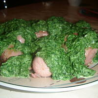 Parówki w sosie szpinakowym