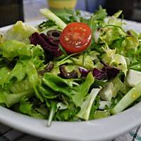 Sałatka z oliwkowym dressingiem