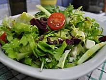 Fot. MIENTA, Sałatka z oliwkowym dressingiem