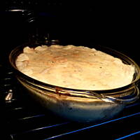 Zapiekane pierogi z mięsem w sosie serowym