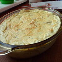 Zapiekane pierogi z mięsem w sosie serowym