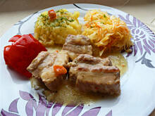 Fot. Mama - Różyczki, Żeberka w sosie cebulowym bez smażenia - Seria tanie obiady