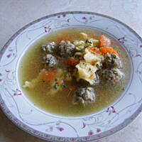 Rosół z pulpetami i lanymi kluskami