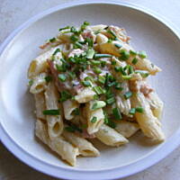 Makaron z boczkiem i wędzonką  w chmurce serowej