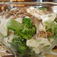 Brokuły z serem feta i sosem czosnkowym