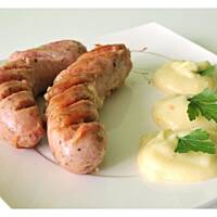 Pieczona biała kiełbasa z puree chrzanowym