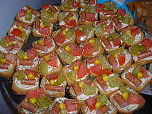 Fot. maniora, znikające imprezowe kanapki na mini sucharkach