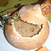 Wielkanocny żur w chlebkach