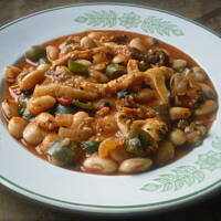 pikantna fasola z flakami