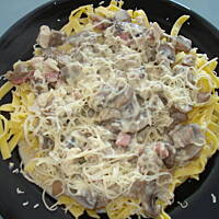 Makaron z pieczarkami w sosie serowym