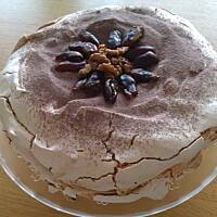 Tort bezowy z daktylami i orzechami