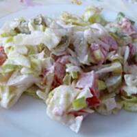 Surówka z sałaty lodowej i ogórkiem korniszonym