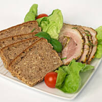 Boczek świąteczny szpikowany czosnkiem