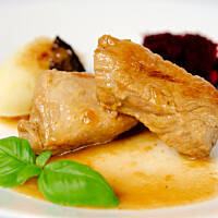 Żeberka zaradnej gospodyni z pieczonymi buraczkami