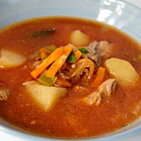 Kapuśniak pomidorowy na żeberkach