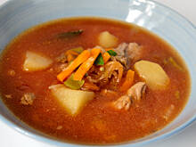 Fot. Wkn, Kapuśniak pomidorowy na żeberkach