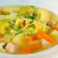 Krupnik z zielonym kalafiorem i szczypiorkiem