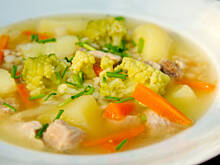 Fot. Wkn, Krupnik z zielonym kalafiorem i szczypiorkiem