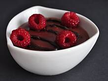 Fot. MIENTA, Budyń czekoladowy z malinami