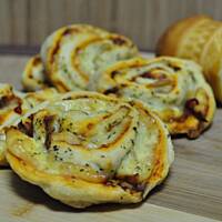 Roladki drożdżowe z oscypkiem