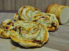 Fot. MIENTA, Roladki drożdżowe z oscypkiem