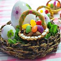 Wielkanocne koszyczki z pisankami