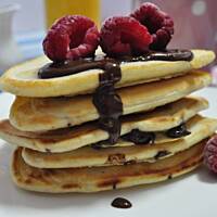 Pancakes z czekoladą i malinami