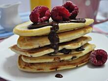 Fot. MIENTA, Pancakes z czekoladą i malinami