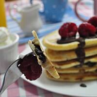 Pancakes z czekoladą i malinami