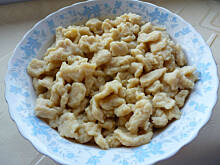 Fot. Mama - Różyczki, Kluseczki Galuszki z karkówką - Seria tanie obiady