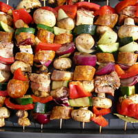 Kolorowe szaszłyki z cukinią i boczkiem