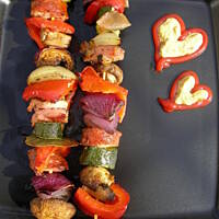 Kolorowe szaszłyki z cukinią i boczkiem