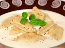 Fot. Wkn, Razowe leniwe kluseczki z sosem śmietanowo miodowym