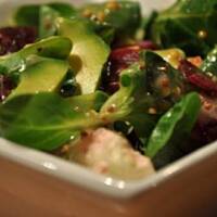 Sałatka z buraków, mozzarelli i awocado