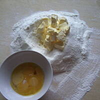 Sernik z  brzoskwiniami