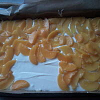 Sernik z  brzoskwiniami