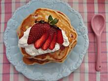 Fot. MIENTA, Pancakes z truskawkami