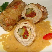 Roladki mięsne z pomidorem suszonym i mozzarelą