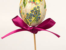 Fot. Wkn, Wielkanocne ozdoby - Kolorowa wydmuszka na patyku