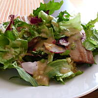 Sałatka z rzodkiewką, rzeżuchą i pstrągiem