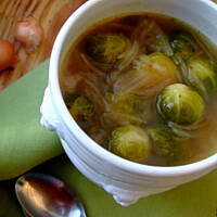 Zupa z brukselkami i karmelizowaną cebulą