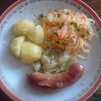 Biała kiełbasa z szalotkami i majerankiem